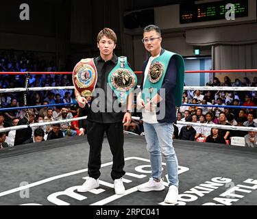 Il campione giapponese dei superbantamweight della WBC e della WBO Naoya Inoue, a sinistra, posa con il suo allenatore e padre Shingo Inoue dopo aver ricevuto le sue cinture durante la cerimonia di presentazione delle cinture alla Korakuen Hall di Tokyo, in Giappone, il 30 agosto 2023. (Foto di Hiroaki finito Yamaguchi/AFLO) Foto Stock