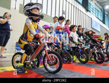 (190620) -- NANJING, 20 giugno 2019 (Xinhua) -- i bambini partecipano a una competizione durante l'Asia-Pacific Outdoor Show 2019 a Nanjing, nella provincia di Jiangsu della Cina orientale, 20 giugno 2019. (Xinhua/li Bo) (SP)CHINA-NANJING-ASIA PACIFIC OUTDOOR SHOW PUBLICATIONxNOTxINxCHN Foto Stock