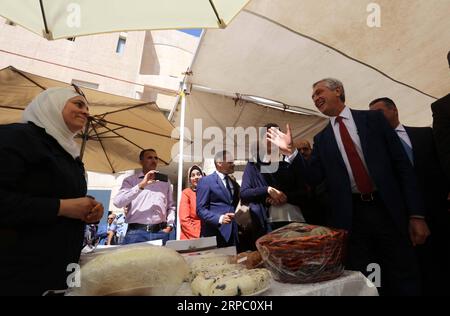 (190620) -- AMMAN, 20 giugno 2019 -- l'alto Commissario delle Nazioni Unite per i rifugiati Filippo grandi (1° R, fronte) parla con un rifugiato durante la sua visita al bazar estivo dell'UNHCR ad Amman, in Giordania, il 20 giugno 2019. In occasione della giornata mondiale dei rifugiati, giovedì l'UNHCR ha esortato la comunità internazionale a intensificare il sostegno alla Giordania per continuare i servizi ai rifugiati. ) GIORDANIA-AMMAN-UNHCR-RIFUGIATI-ESTATE BAZAAR MOHAMMADXABUXGHOSH PUBLICATIONXNOTXINXCHN Foto Stock