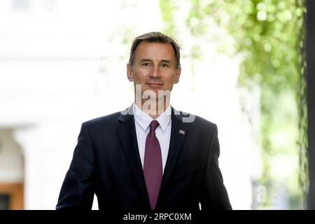 (190620) -- LONDRA, 20 giugno 2019 -- la foto del file scattata il 18 giugno 2019 mostra il ministro degli Esteri britannico Jeremy Hunt che arriva al 10 di Downing Street per partecipare a una riunione di gabinetto a Londra, in Gran Bretagna. L'ex ministro degli Esteri Boris Johnson e il suo successore come ministro degli Esteri Jeremy Hunt emersero il 20 giugno 2019 come i due politici nella battaglia finale per diventare il prossimo primo ministro del Regno Unito. BRITAIN-LONDON-BORIS JOHNSON-JEREMY HUNT-FINAL BATTLE-NEXT PM ALBERTOXPEZZALI PUBLICATIONXNOTXINXCHN Foto Stock