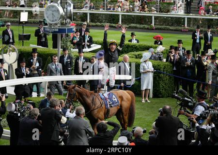 (190620) -- LONDRA, 20 giugno 2019 -- Jockey Frankie Dettori festeggia dopo aver vinto la Gold Cup su Stradivarius durante il Ladies Day of the Royal Ascot 2019 all'Ascot Racecourse di Ascot, in Gran Bretagna, il 20 giugno 2019. ) BRITAIN-ASCOT-ROYAL ASCOT TimxIreland PUBLICATIONxNOTxINxCHN Foto Stock