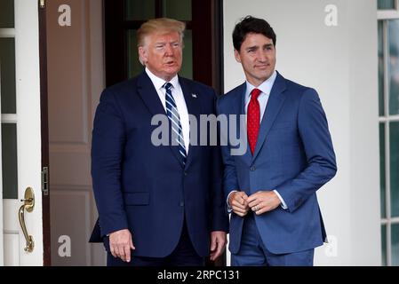 (190621) -- WASHINGTON, 21 giugno 2019 -- il presidente degli Stati Uniti Donald Trump (L) dà il benvenuto al primo ministro canadese Justin Trudeau alla Casa Bianca a Washington D.C., negli Stati Uniti, il 20 giugno 2019. ) U.S.-WASHINGTON D.C.-TRUMP-CANADA PM-MEETING TINGXSHEN PUBLICATIONXNOTXINXCHN Foto Stock