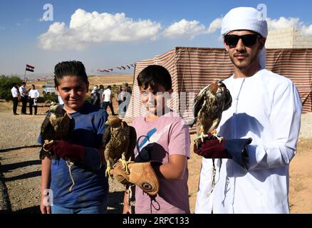 (190621) -- DAMASCO, 21 giugno 2019 -- i siriani tengono falchi durante le celebrazioni del raccolto della famosa rosa di Damascene nella città di al-Marah, a nord di Damasco, Siria, il 20 giugno 2019. ) SIRIA-DAMASCO-ROSA DAMASCENA-CELEBRAZIONE AmmarxSafarjalani PUBLICATIONxNOTxINxCHN Foto Stock