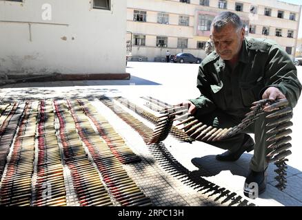 (190621) -- DAMASCO, 21 giugno 2019 -- armi confiscate sono mostrate in una base militare a Damasco, capitale della Siria, il 20 giugno 2019. L'esercito siriano ha trovato queste armi in aree precedentemente controllate dai ribelli nella regione meridionale. ) ARMI CONFISCATE IN SIRIA-DAMASCO AmmarxSafarjalani PUBLICATIONxNOTxINxCHN Foto Stock