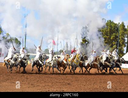 (190621) -- RABAT, 21 giugno 2019 () -- artisti in costumi tradizionali cavalcano i cavalli durante uno spettacolo di cavalli Fantasia a Rabat, in Marocco, il 20 giugno 2019. Fantasia è una tradizionale mostra di equitazione eseguita durante festival culturali e celebrazioni nuziali. () MOROCCO-RABAT-HORSE SHOW-FANTASIA Xinhua PUBLICATIONxNOTxINxCHN Foto Stock