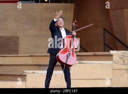 (190621) -- CHICAGO, 21 giugno 2019 (Xinhua) -- il famoso violoncellista Yo-Yo ma mette in scena una performance durante il suo concerto pubblico gratuito al Jay Pritzker Pavilion nel Millennium Park di Chicago, negli Stati Uniti, 20 giugno 2019. (Xinhua/Wang Ping) U.S.-CHICAGO-YO-YO ma-FREE CONCERT PUBLICATIONxNOTxINxCHN Foto Stock