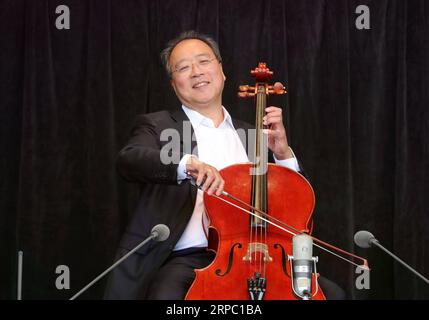 (190621) -- CHICAGO, 21 giugno 2019 (Xinhua) -- il famoso violoncellista Yo-Yo ma mette in scena una performance durante il suo concerto pubblico gratuito al Jay Pritzker Pavilion nel Millennium Park di Chicago, negli Stati Uniti, 20 giugno 2019. (Xinhua/Wang Ping) U.S.-CHICAGO-YO-YO ma-FREE CONCERT PUBLICATIONxNOTxINxCHN Foto Stock