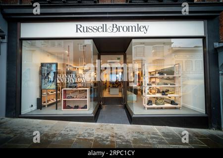 GUILDFORD, SURREY, REGNO UNITO - 31 AGOSTO 2023: Negozio Russell and Bromley su Guildford High Street - rivenditore di scarpe e borse inglesi Foto Stock