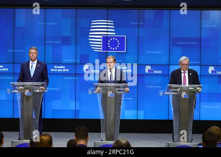 (190621) -- BRUXELLES, 21 giugno 2019 (Xinhua) -- il presidente della Commissione europea Jean-Claude Juncker, il presidente del Consiglio europeo Donald Tusk e il presidente rumeno Klaus Iohannis (R-L) partecipano a una conferenza stampa dopo il vertice estivo dell'UE a Bruxelles, in Belgio, il 21 giugno 2019. (Xinhua/Zhang Cheng) VERTICE BELGA-BRUXELLES-UE-ESTATE PUBLICATIONxNOTxINxCHN Foto Stock