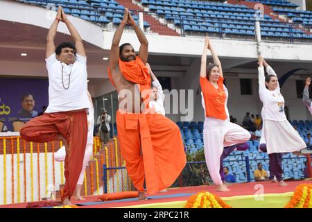 (190621) -- BANGALORE, 21 giugno 2019 (Xinhua) -- le persone eseguono yoga per celebrare la giornata internazionale di Yoga a Bangalore, India, 21 giugno 2019. (Xinhua/Stringer) INDIA-BANGALORE-GIORNATA INTERNAZIONALE DI YOGA PUBLICATIONxNOTxINxCHN Foto Stock