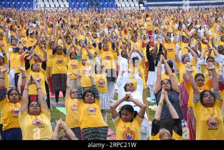 (190621) -- BANGALORE, 21 giugno 2019 (Xinhua) -- le persone eseguono yoga per celebrare la giornata internazionale di Yoga a Bangalore, India, 21 giugno 2019. (Xinhua/Stringer) INDIA-BANGALORE-GIORNATA INTERNAZIONALE DI YOGA PUBLICATIONxNOTxINxCHN Foto Stock