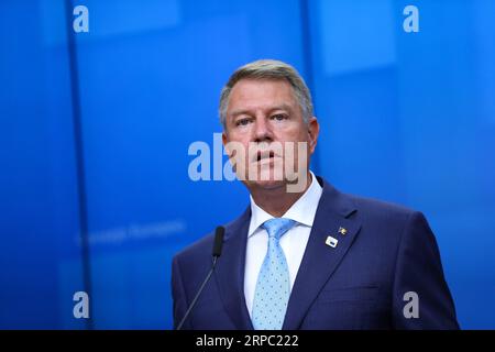 (190621) -- BRUXELLES, 21 giugno 2019 (Xinhua) -- il presidente rumeno Klaus Iohannis partecipa a una conferenza stampa dopo il vertice estivo dell'UE a Bruxelles, in Belgio, il 21 giugno 2019. (Xinhua/Zhang Cheng) VERTICE BELGA-BRUXELLES-UE-ESTATE PUBLICATIONxNOTxINxCHN Foto Stock