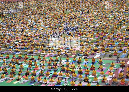 (190621) -- BANGALORE, 21 giugno 2019 (Xinhua) -- le persone eseguono yoga per celebrare la giornata internazionale di Yoga a Bangalore, India, 21 giugno 2019. (Xinhua/Stringer) INDIA-BANGALORE-GIORNATA INTERNAZIONALE DI YOGA PUBLICATIONxNOTxINxCHN Foto Stock