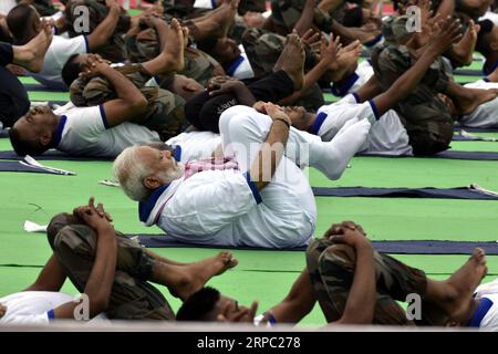 (190621) -- RANCHI (INDIA), 21 giugno 2019 () -- il primo ministro indiano Narendra modi (C) esegue yoga durante un evento per celebrare la giornata internazionale dello yoga a Ranchi, la capitale dello stato indiano orientale di Jharkhand, il 21 giugno 2019. Narendra modi ha guidato migliaia di persone nello yoga a Ranchi il venerdì mattina, celebrando il 5° giorno Internazionale di Yoga. () INDIA-RANCHI-INTERNATIONAL YOGA DAY-MODI XINHUA PUBLICATIONXNOTXINXCHN Foto Stock