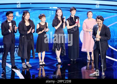 (190622) -- SHANGHAI, 22 giugno 2019 (Xinhua) -- i membri del cast del film cinese To Live to Sing partecipano alla sezione Asian New Talent Award del 22° Shanghai International Film Festival a Shanghai, Cina orientale, 21 giugno 2019. To Live to Sing, un film cinese sull'opera tradizionale del Sichuan, ha vinto il miglior premio cinematografico nella sezione Asian New Talent Award del 22° Shanghai International Film Festival Friday. Il premio per il miglior regista è stato presentato al regista giapponese Yuko Hakota per il suo film Blue Hour, e il premio per la migliore sceneggiatura è andato al film indonesiano Mountain Song. L'Asian New Talent AW Foto Stock