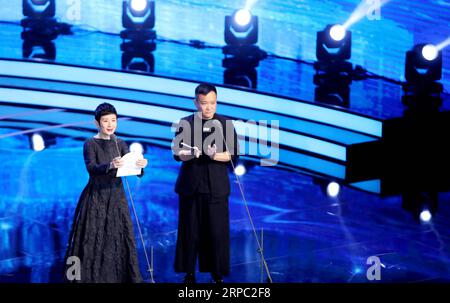 (190622) -- SHANGHAI, 22 giugno 2019 (Xinhua) -- l'attrice Sandra ng e Ning Hao, regista cinese e presidente della giuria del 22° Shanghai International Film Festival Asian New Talent Award, dichiarano il miglior premio cinematografico alla sezione Asian New Talent Award del 22° Shanghai International Film Festival a Shanghai, nella Cina orientale, il 21 giugno 2019. To Live to Sing, un film cinese sull'opera tradizionale del Sichuan, ha vinto il miglior premio cinematografico nella sezione Asian New Talent Award del 22° Shanghai International Film Festival Friday. Il premio per il miglior regista è stato assegnato al regista giapponese Yuko Foto Stock