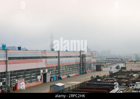 Panorama industriale. Vista panoramica dei tubi tecnologici. Rusty pipe, rubini blu, comunicazioni di produzione. Riparare edifici in produzione. Foto Stock