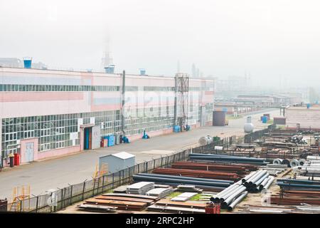 Panorama industriale. Vista panoramica dei tubi tecnologici. Rusty pipe, rubini blu, comunicazioni di produzione. Riparare edifici in produzione. Foto Stock