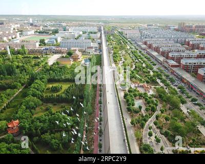 (190622) -- YINCHUAN, 22 giugno 2019 (Xinhua) -- foto aerea scattata il 28 maggio 2019 mostra una vista della contea di Yanchi, nella regione autonoma Ningxia Hui della Cina nord-occidentale. Situata sul margine meridionale del deserto di Maowusu, la contea di Yanchi era un tempo devastata dalla povertà e soffriva di desertificazione. Ma dopo anni di sforzi, l'ambiente è stato ripristinato, e anche la contea ha scosso la povertà. (Xinhua/Ding Hongfa) CHINA-NINGXIA-YANCHI-POVERTY ELIMINATION (CN) PUBLICATIONxNOTxINxCHN Foto Stock