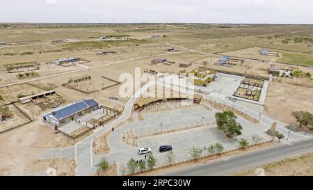 (190622) -- YINCHUAN, 22 giugno 2019 (Xinhua) -- foto aerea scattata il 27 maggio 2019 mostra il villaggio Xingwuying della città di Gaoshawo nella contea di Yanchi, nella regione autonoma Ningxia Hui della Cina nord-occidentale. Situata sul margine meridionale del deserto di Maowusu, la contea di Yanchi era un tempo devastata dalla povertà e soffriva di desertificazione. Ma dopo anni di sforzi, l'ambiente è stato ripristinato, e anche la contea ha scosso la povertà. (Xinhua/Wang Peng) CHINA-NINGXIA-YANCHI-POVERTY ELIMINATION (CN) PUBLICATIONxNOTxINxCHN Foto Stock