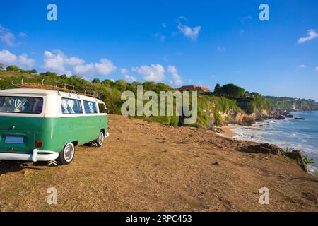 Autobus retrò sulla costa oceanica. Foto Stock