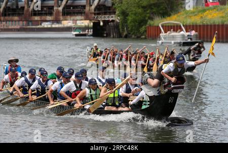 (190623) -- CHICAGO, 23 giugno 2019 (Xinhua) -- i partecipanti competono in una gara di draghi a Chicago, negli Stati Uniti, 22 giugno 2019. La Chicago Dragon Boat Race 2019 ha avuto inizio sabato mattina sul ramo sud del fiume Chicago, con 34 squadre di dragoni che hanno partecipato alla competizione di quest'anno. (Xinhua/Wang Ping) U.S.-CHICAGO-DRAGON BOAT RACE PUBLICATIONxNOTxINxCHN Foto Stock