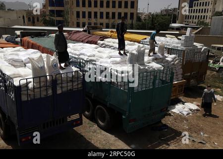 (190623) -- SANAA, 23 giugno 2019 -- la gente si trova su camion che trasportano aiuti umanitari forniti dal programma alimentare mondiale delle Nazioni Unite e si è fermata dai ribelli Houthi che si sono rifiutati di distribuirli a Sanaa, Yemen, il 23 giugno 2019. Lunedì, David Beasley, capo del programma alimentare Mondiale delle Nazioni Unite (WFP) in Yemen, ha aggredito i ribelli Houthi nelle province settentrionali dello Yemen per essersi appropriati indebitamente degli aiuti. Dall'altra parte, gli Houthi, sostenuti dall'Iran, hanno accusato il WFP di fornire agli yemeniti assistenza alimentare marcio e scaduta. Tuttavia, mercoledì il WFP ha fortemente negato le affermazioni degli Houthi sul deliv degli alimenti marcio Foto Stock