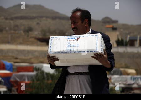 190623 -- SANAA, 23 giugno 2019 -- Un uomo porta una scatola di SUPER CEREAL-Wheat Soya Blend del programma alimentare Mondiale delle Nazioni Unite a Sanaa, Yemen, il 23 giugno 2019. Lunedì, David Beasley, capo del programma alimentare Mondiale delle Nazioni Unite WFP in Yemen, ha attaccato i ribelli Houthi nelle province settentrionali dello Yemen per essersi appropriati indebitamente degli aiuti. Dall'altra parte, gli Houthi, sostenuti dall'Iran, hanno accusato il WFP di fornire agli yemeniti assistenza alimentare marcio e scaduta. Tuttavia, mercoledì il WFP ha fortemente negato le affermazioni degli Houthi sugli alimenti marcillati consegnati nello Yemen, affermando di avere un forte meccanismo di controllo Foto Stock