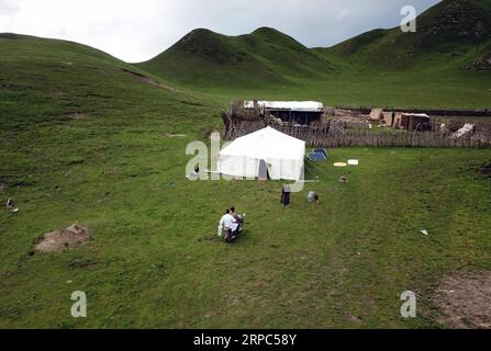 (190624) -- MAQU, 24 giugno 2019 -- il membro del team di assistenza medica Chen Zhifang prende una moto per visitare un paziente nella contea di Maqu della prefettura autonoma tibetana di Gannan, provincia del Gansu della Cina nord-occidentale, il 23 giugno 2019. Gansu secondo ospedale provinciale del popolo ha inviato oltre 30 medici in quattro lotti per fornire assistenza medica nella contea di Maqu dalla fine del 2015. I medici superarono le difficoltà del mal di altitudine e del trasporto scomodo mentre curavano i pazienti sulla prateria sull'altopiano. Avendo servito quasi 10, 000 persone finora, l'equipe medica ha risolto problemi di pastori in Foto Stock