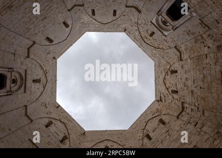 ANDRIA, ITALIA, 8 LUGLIO 2022 - Vista del soffitto a forma ottagonale di Castel del Monte, provincia di Andria, Puglia, Italia Foto Stock