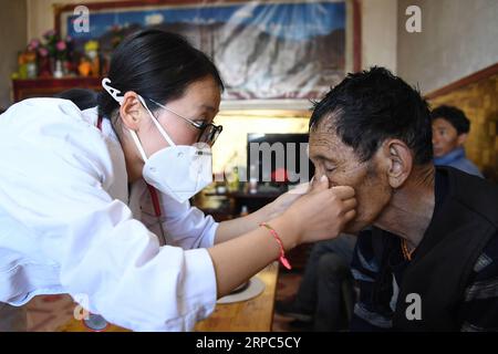 (190624) -- MAQU, 24 giugno 2019 -- il membro della squadra di assistenza medica Yang Yanxia( L) tratta un residente locale nella contea di Maqu della prefettura autonoma tibetana di Gannan, provincia del Gansu della Cina nord-occidentale, il 23 giugno 2019. Gansu secondo ospedale provinciale del popolo ha inviato oltre 30 medici in quattro lotti per fornire assistenza medica nella contea di Maqu dalla fine del 2015. I medici superarono le difficoltà del mal di altitudine e del trasporto scomodo mentre curavano i pazienti sulla prateria sull'altopiano. Avendo servito quasi 10, 000 persone finora, l'equipe medica ha risolto problemi di pastori nel vedere un fare Foto Stock