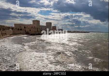 Il castello svevo di Trani con cielo nuvoloso, provincia di Barletta-Andria-Trani sul mare Adriatico, Puglia, Italia Foto Stock