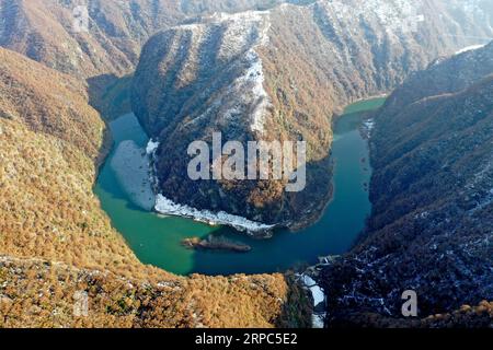 (190624) -- ZHENGZHOU, 24 giugno 2019 -- foto aerea scattata il 1° febbraio 2019 mostra il paesaggio dell'area panoramica di Shuanglongwan nella contea di Lushi, nella provincia centrale di Henan nella Cina. Situato nella parte centrale della Cina, Henan si trova nella parte medio-bassa del fiume giallo, il secondo fiume più lungo del paese. Oltre alle abbondanti risorse storiche e culturali e ai paesaggi naturali, l'Henan, come principale provincia agricola, è anche considerata una delle principali aree produttrici di prodotti agricoli in Cina. Prendere le idee di acque lucide e montagne lussureggianti sono beni inestimabili , Henan in recente Foto Stock