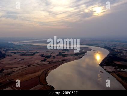 (190624) -- ZHENGZHOU, 24 giugno 2019 -- foto aerea scattata l'8 giugno 2019 mostra il paesaggio della sezione Gongyi del fiume giallo nella provincia di Henan, nella Cina centrale. Situato nella parte centrale della Cina, Henan si trova nella parte medio-bassa del fiume giallo, il secondo fiume più lungo del paese. Oltre alle abbondanti risorse storiche e culturali e ai paesaggi naturali, l'Henan, come principale provincia agricola, è anche considerata una delle principali aree produttrici di prodotti agricoli in Cina. Prendendo le idee di acque lucide e montagne lussureggianti sono beni inestimabili , Henan negli ultimi anni aderisce Foto Stock