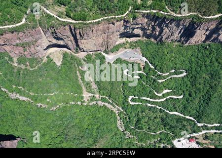 (190624) -- ZHENGZHOU, 24 giugno 2019 -- foto aerea scattata il 22 maggio 2019 mostra lo scenario delle scogliere nel villaggio di Guoliang a Huixian, nella provincia di Henan, nella Cina centrale. Situato nella parte centrale della Cina, Henan si trova nella parte medio-bassa del fiume giallo, il secondo fiume più lungo del paese. Oltre alle abbondanti risorse storiche e culturali e ai paesaggi naturali, l'Henan, come principale provincia agricola, è anche considerata una delle principali aree produttrici di prodotti agricoli in Cina. Prendendo le idee di acque lucide e montagne lussureggianti sono beni inestimabili , Henan negli ultimi anni ad Foto Stock