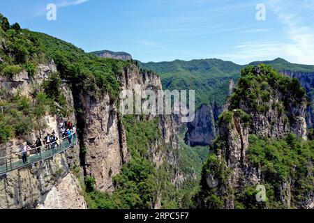 (190624) -- ZHENGZHOU, 24 giugno 2019 -- foto aerea scattata il 21 maggio 2019 mostra il paesaggio della zona panoramica del monte Yuntai a Jiaozuo, una città nella provincia centrale di Henan. Situato nella parte centrale della Cina, Henan si trova nella parte medio-bassa del fiume giallo, il secondo fiume più lungo del paese. Oltre alle abbondanti risorse storiche e culturali e ai paesaggi naturali, l'Henan, come principale provincia agricola, è anche considerata una delle principali aree produttrici di prodotti agricoli in Cina. Prendere le idee di acque lucide e montagne lussureggianti sono beni inestimabili , Henan in rece Foto Stock