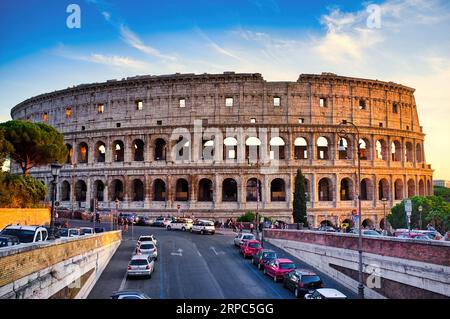 12 ottobre 2017 - Roma, Italia: Vista completa del Colosseo a Roma, Italia al tramonto Foto Stock