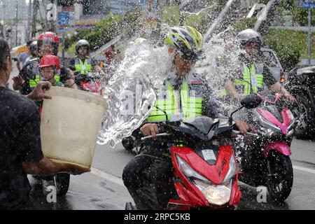 (190624) -- CITTÀ DI SAN JUAN, 24 giugno 2019 -- la gente festeggia l'annuale Wattah-Wattah Festival a San Juan City, Filippine, 24 giugno 2019. Il Festival di Wattah-Wattah è celebrato con danze di strada vigorose e chiassose, basaan (che abita d'acqua), parate e concerti eseguiti da artisti locali. FILIPPINE-SAN JUAN CITY-WATTAH-WATTAH FESTIVAL ROUELLEXUMALI PUBLICATIONXNOTXINXCHN Foto Stock