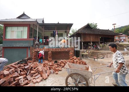 (190624) -- KUNMING, 24 giugno 2019 -- gli abitanti del villaggio costruiscono la loro nuova casa nel villaggio di Banmu nella contea autonoma di Wa di Ximeng, nella provincia dello Yunnan della Cina sud-occidentale, 18 giugno 2019. ) CHINA-YUNNAN-XIMENG-DEVELOPMENT (CN) QinxQing PUBLICATIONxNOTxINxCHN Foto Stock