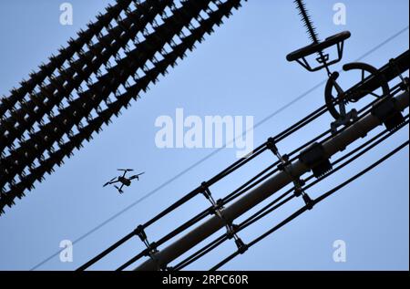 (190624) -- TIANJIN, 24 giugno 2019 -- Un drone gestito da un ingegnere ispeziona le linee elettriche ad alta tensione nel nord della Cina a Tianjin, 24 giugno 2019. ) CHINA-TIANJIN-HIGH VOLTAGE LINE-INSPECTION (CN) LIXRAN PUBLICATIONXNOTXINXCHN Foto Stock