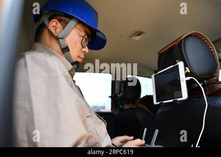 (190624) -- TIANJIN, 24 giugno 2019 -- un ingegnere gestisce un drone per ispezionare le linee elettriche ad alta tensione nel nord della Cina a Tianjin, 24 giugno 2019. ) CHINA-TIANJIN-HIGH VOLTAGE LINE-INSPECTION (CN) LIXRAN PUBLICATIONXNOTXINXCHN Foto Stock