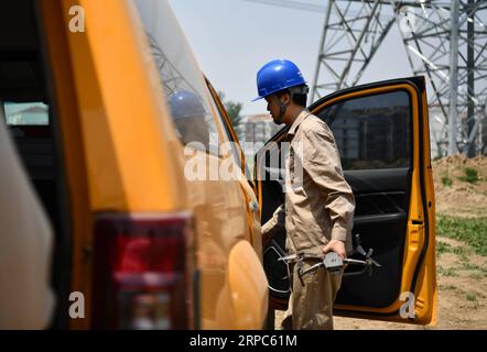 (190624) -- TIANJIN, 24 giugno 2019 -- un ingegnere prende il drone per ispezionare le linee elettriche ad alta tensione nel nord della Cina a Tianjin, 24 giugno 2019. ) CHINA-TIANJIN-HIGH VOLTAGE LINE-INSPECTION (CN) LIXRAN PUBLICATIONXNOTXINXCHN Foto Stock