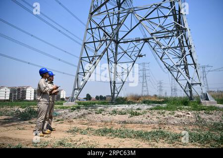 (190624) -- TIANJIN, 24 giugno 2019 -- un ingegnere gestisce un drone per ispezionare le linee elettriche ad alta tensione nel nord della Cina a Tianjin, 24 giugno 2019. ) CHINA-TIANJIN-HIGH VOLTAGE LINE-INSPECTION (CN) LIXRAN PUBLICATIONXNOTXINXCHN Foto Stock