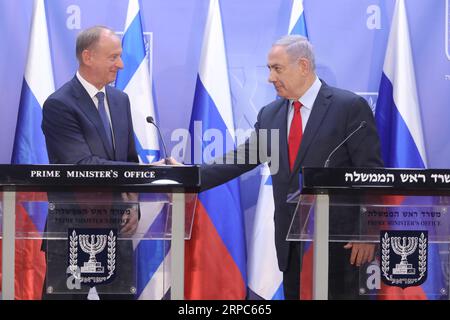 (190624) -- GERUSALEMME, 24 giugno 2019 (Xinhua) -- il primo ministro israeliano Benjamin Netanyahu (R) e il segretario del Consiglio di sicurezza nazionale russo Nikolai Patrushev partecipano a una conferenza stampa presso l'ufficio del primo ministro a Gerusalemme, il 24 giugno 2019. Benjamin Netanyahu lunedì ha detto che si aspetta che il presidente russo Vladimir Putin arrivi in Israele più tardi nel 2019, un segno per rafforzare i legami tra i due paesi. (Xinhua/JINI/Marc Israel Sellem) MIDEAST-GERUSALEMME-ISRAELE-PM-RUSSIA-NIKOLAI PATRUSHEV-MEETING PUBLICATIONxNOTxINxCHN Foto Stock