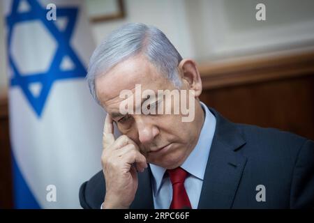 (190624) -- GERUSALEMME, 24 giugno 2019 (Xinhua) -- gesti del primo ministro israeliano Benjamin Netanyahu durante una riunione settimanale del gabinetto presso l'ufficio del primo ministro a Gerusalemme, il 24 giugno 2019. Benjamin Netanyahu lunedì ha detto che si aspetta che il presidente russo Vladimir Putin arrivi in Israele più tardi nel 2019, un segno per rafforzare i legami tra i due paesi. (Xinhua/JINI/Noam Revkin Fenton) MIDEAST-GERUSALEMME-ISRAELE-RIUNIONE DEL GABINETTO-PM PUBLICATIONxNOTxINxCHN Foto Stock