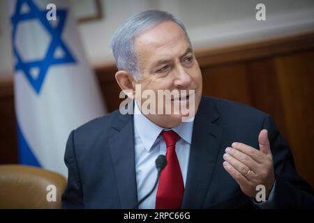 (190624) -- GERUSALEMME, 24 giugno 2019 (Xinhua) -- il primo ministro israeliano Benjamin Netanyahu partecipa a una riunione settimanale di gabinetto presso l'ufficio del primo ministro a Gerusalemme, il 24 giugno 2019. Benjamin Netanyahu lunedì ha detto che si aspetta che il presidente russo Vladimir Putin arrivi in Israele più tardi nel 2019, un segno per rafforzare i legami tra i due paesi. (Xinhua/JINI/Noam Revkin Fenton) MIDEAST-GERUSALEMME-ISRAELE-RIUNIONE DEL GABINETTO-PM PUBLICATIONxNOTxINxCHN Foto Stock