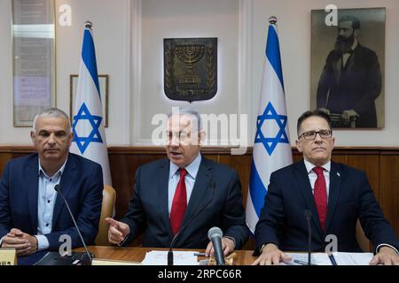 (190624) -- GERUSALEMME, 24 giugno 2019 (Xinhua) -- il primo ministro israeliano Benjamin Netanyahu (C) partecipa a una riunione settimanale di gabinetto presso l'ufficio del primo ministro a Gerusalemme, il 24 giugno 2019. Benjamin Netanyahu lunedì ha detto che si aspetta che il presidente russo Vladimir Putin arrivi in Israele più tardi nel 2019, un segno per rafforzare i legami tra i due paesi. (Xinhua/JINI/Noam Revkin Fenton) MIDEAST-GERUSALEMME-ISRAELE-RIUNIONE DEL GABINETTO-PM PUBLICATIONxNOTxINxCHN Foto Stock