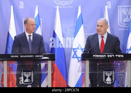 News Bilder des Tages (190624) - GERUSALEMME, 24 giugno 2019 (Xinhua) -- il primo ministro israeliano Benjamin Netanyahu (R) e il segretario del Consiglio di sicurezza nazionale russo Nikolai Patrushev partecipano a una conferenza stampa presso l'ufficio del primo ministro a Gerusalemme, il 24 giugno 2019. Benjamin Netanyahu lunedì ha detto che si aspetta che il presidente russo Vladimir Putin arrivi in Israele più tardi nel 2019, un segno per rafforzare i legami tra i due paesi. (Xinhua/JINI/Marc Israel Sellem) MIDEAST-GERUSALEMME-ISRAELE-PM-RUSSIA-NIKOLAI PATRUSHEV-MEETING PUBLICATIONxNOTxINxCHN Foto Stock