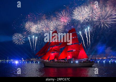 (190625) -- PECHINO, 25 giugno 2019 -- Un bricco con vele scarlatte sul fiume Neva durante il festival Scarlet Sails che segna la laurea scolastica a St. Pietroburgo, Russia, 24 giugno 2019. ) XINHUA FOTO DEL GIORNO IrinaxMotina PUBLICATIONxNOTxINxCHN Foto Stock