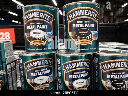 Lattine di vernice metallica ruggine di Hammerite nel supermercato edile. Copenaghen, Danimarca - 2 settembre 2023. Foto Stock